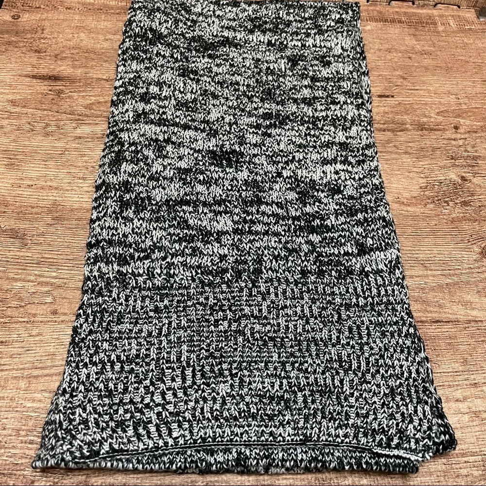 Victoria’s Secret Black and Gray Knit Scarf
